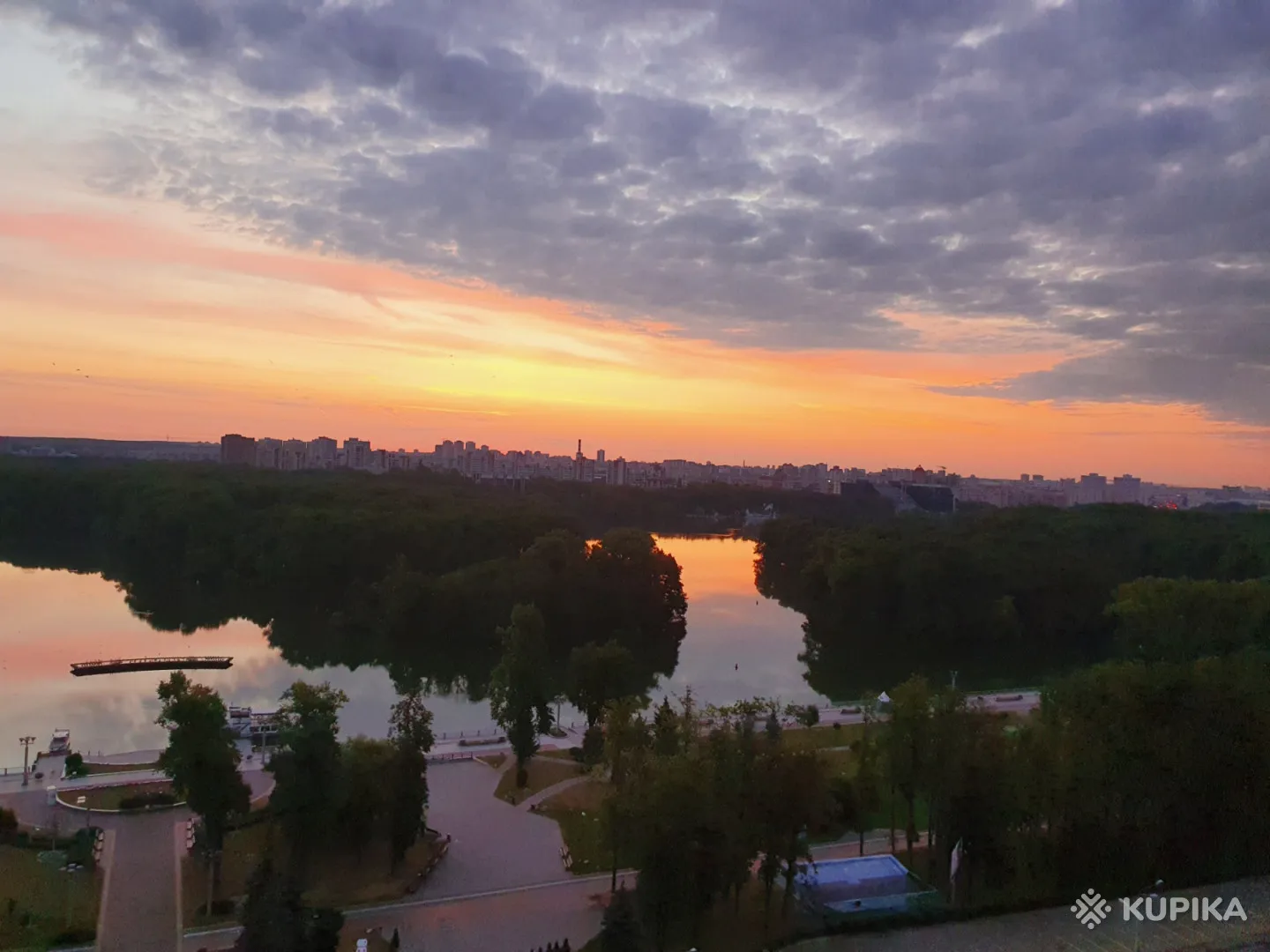 Сдается половина большой комнаты 28м2 в зеленом центре