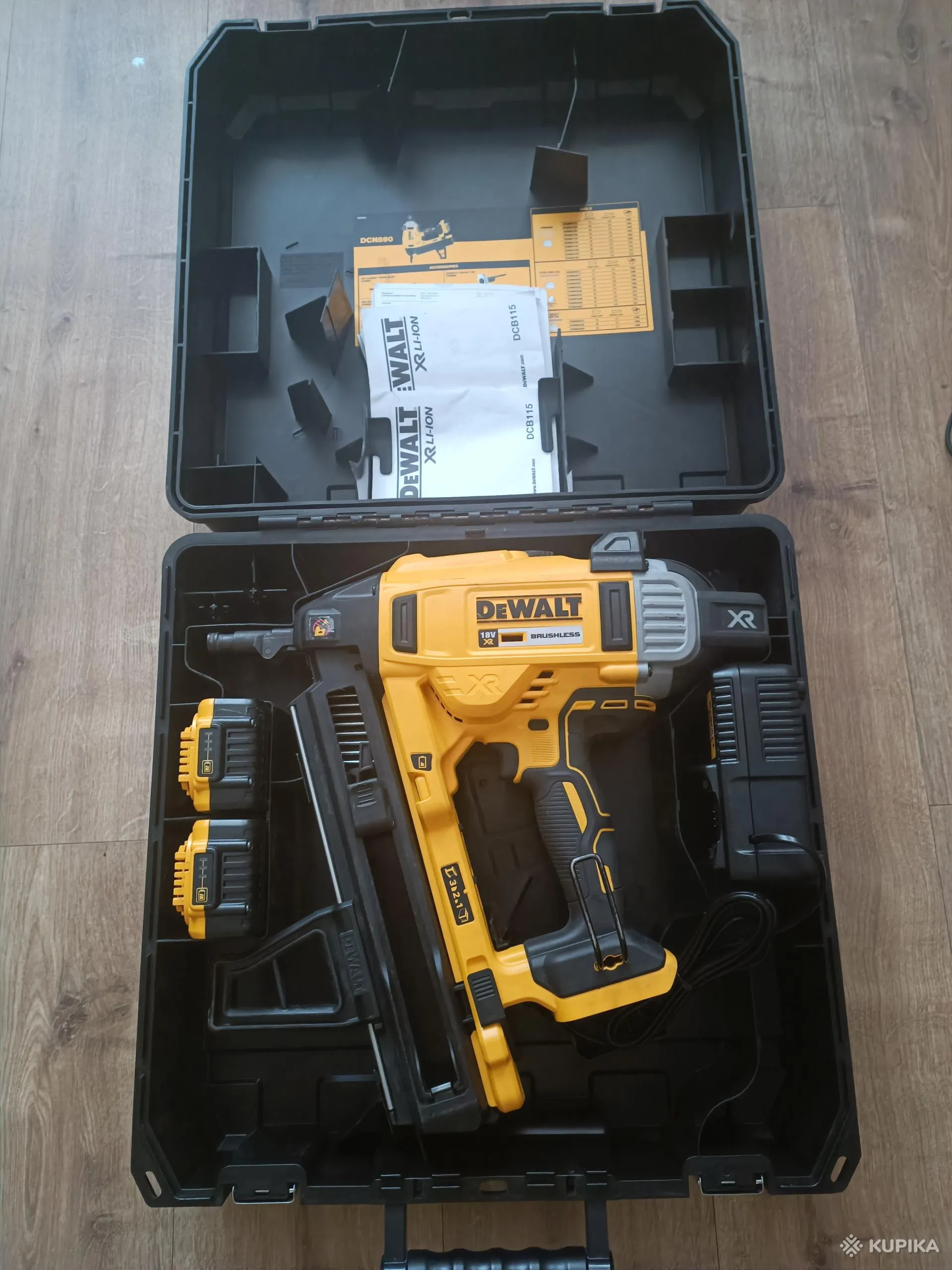 Монтажный нейлер (гвоздезабивной пистолет по бетону )DeWALT DCN890N 18V