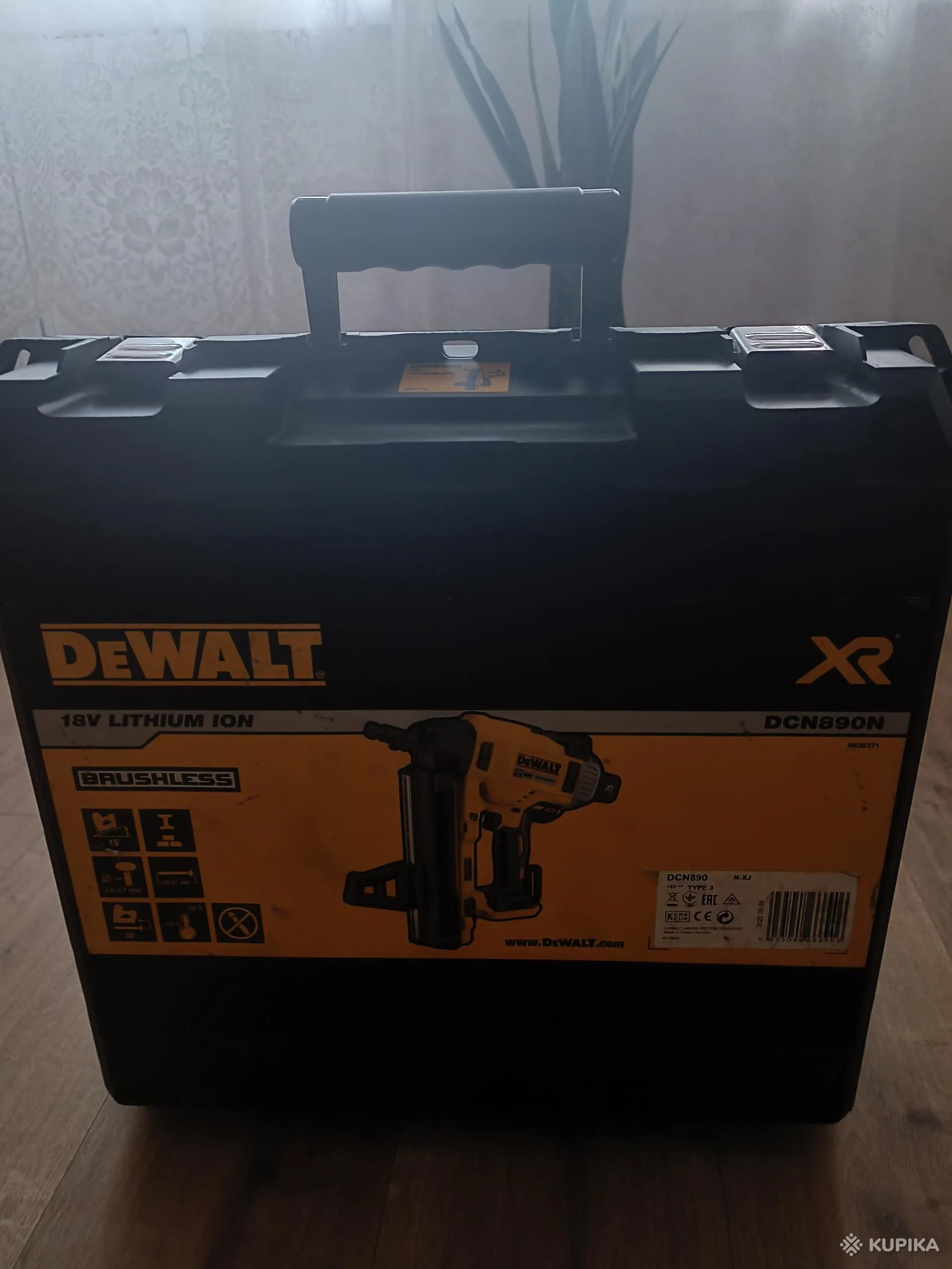 Монтажный нейлер (гвоздезабивной пистолет по бетону )DeWALT DCN890N 18V