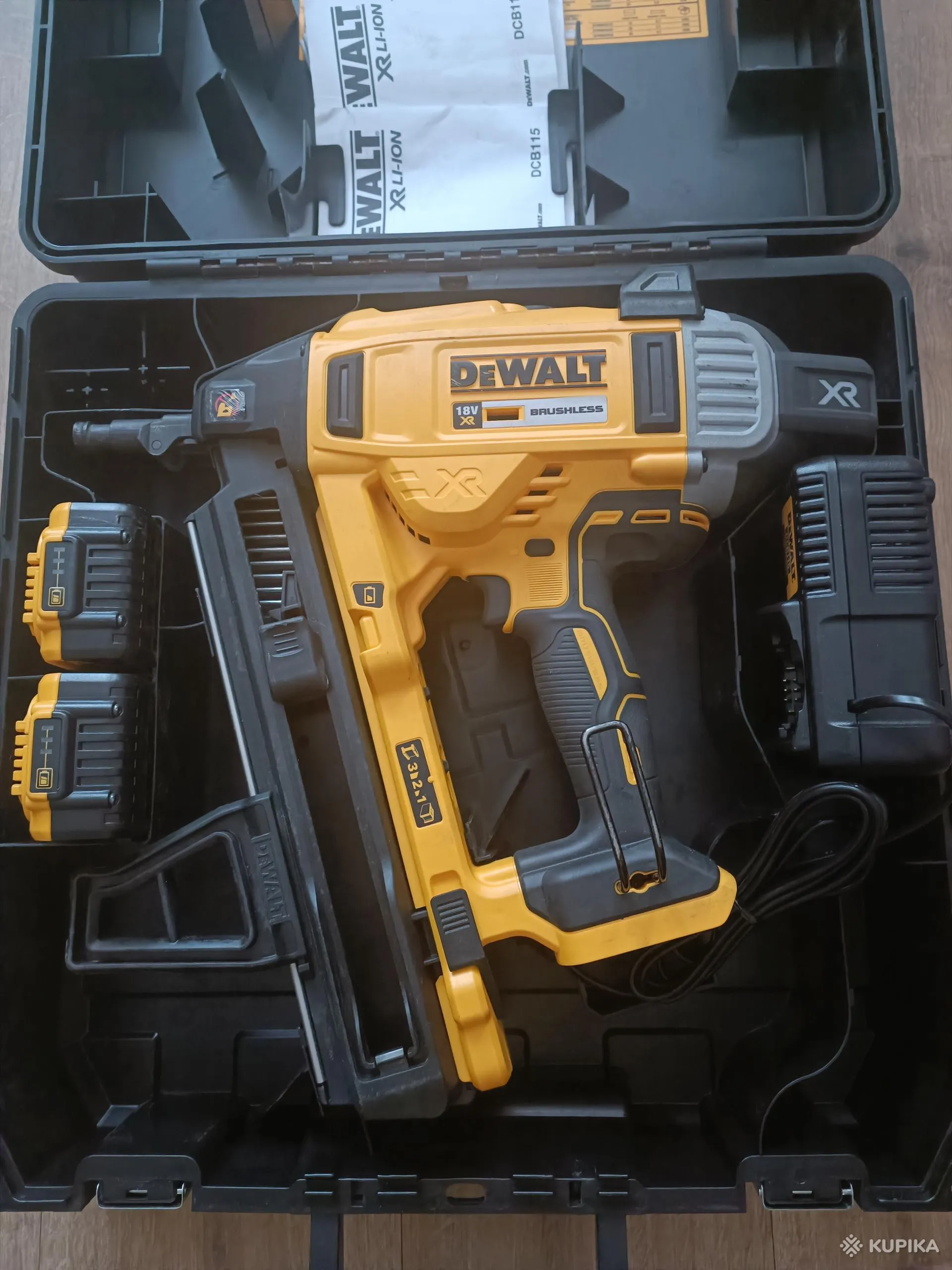 Монтажный нейлер (гвоздезабивной пистолет по бетону )DeWALT DCN890N 18V