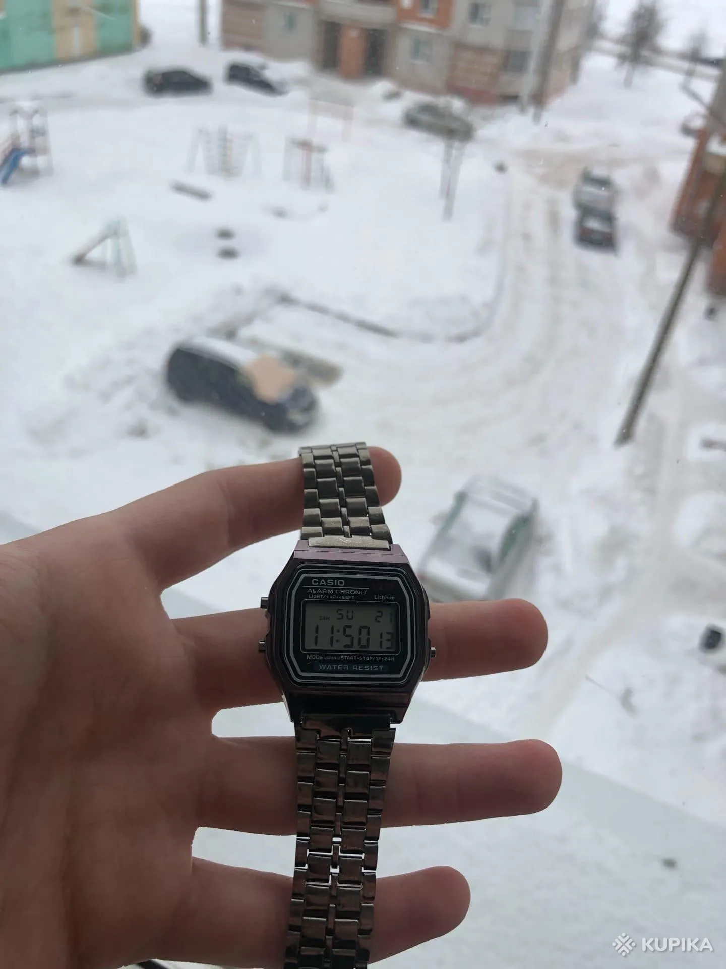 Черные часы Casio.