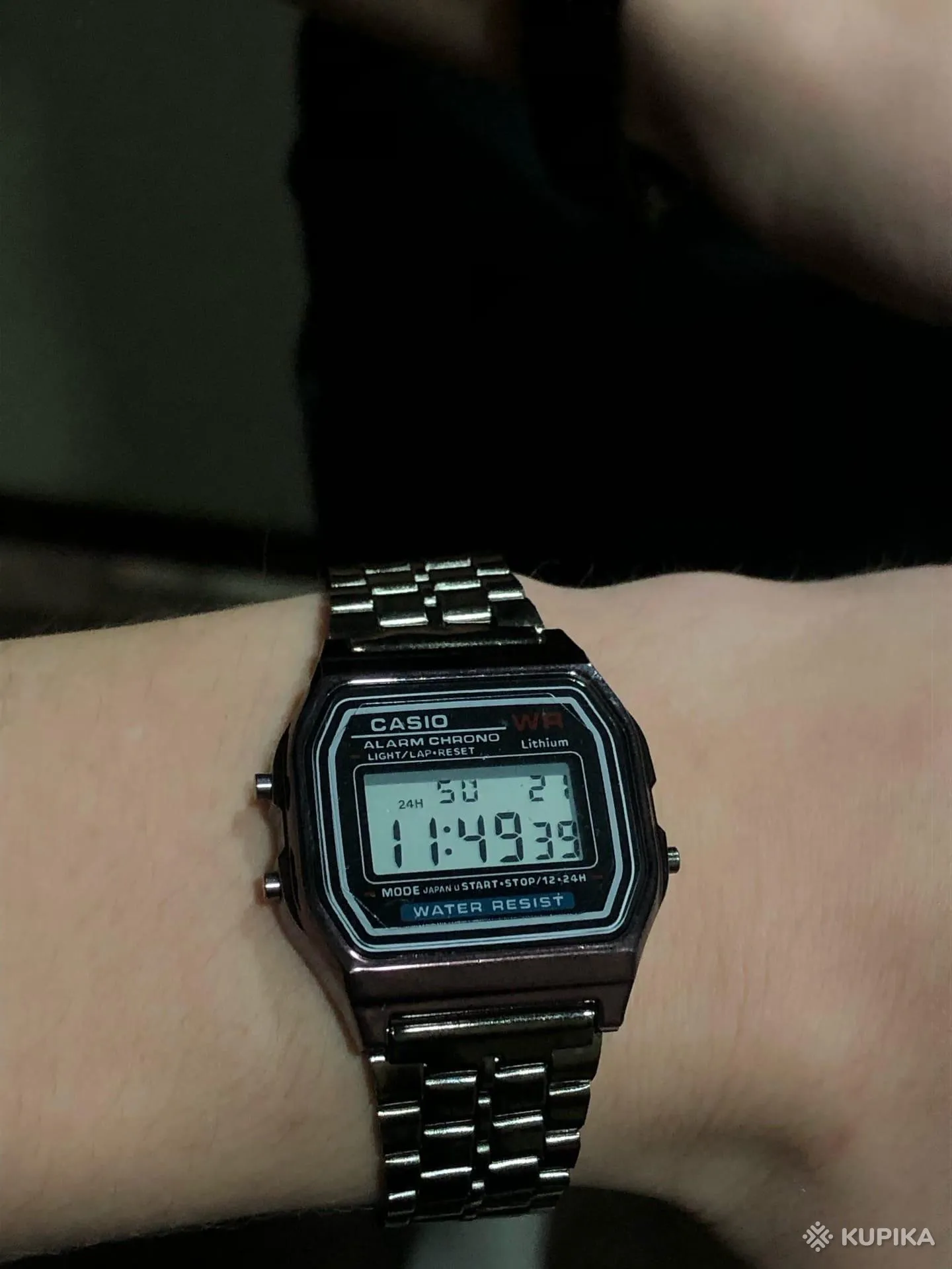 Черные часы Casio.