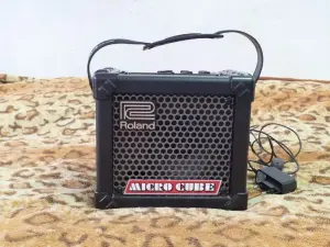 Гитарный портативный комбик Roland MicroCube,