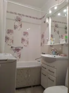 Меняю кер.плитку д/вн.работ на гараж, дачу, другое.