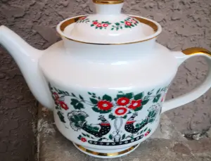 Три чайника заварник. Большие. Примерно 2-3 литра