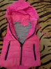 Куртка-жилетка розовая  с капюшоном на девочку 2.5-4г, б.у