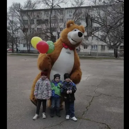 Большой белый мишка на ваш празник