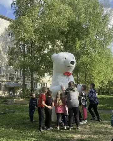 Большой белый мишка на ваш празник