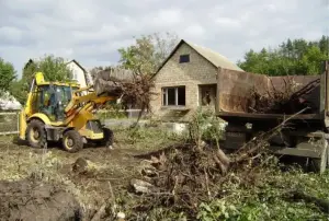 Уборка участка в ручную и с помощью техники.