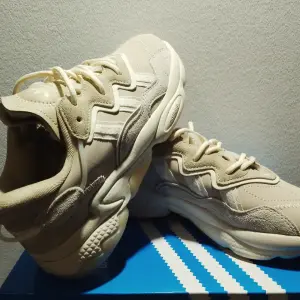 Кроссовки женские ADIDAS OZWEEGO