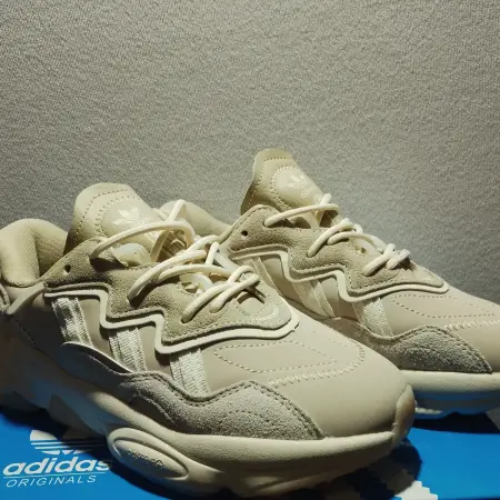 Кроссовки женские ADIDAS OZWEEGO