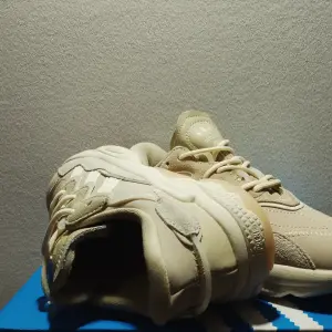 Кроссовки женские ADIDAS OZWEEGO