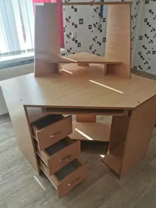 Угловой компьютерный стол