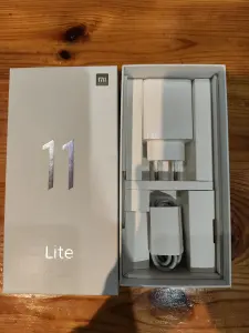 Телефон Xiaomi Mi 11 Lite.