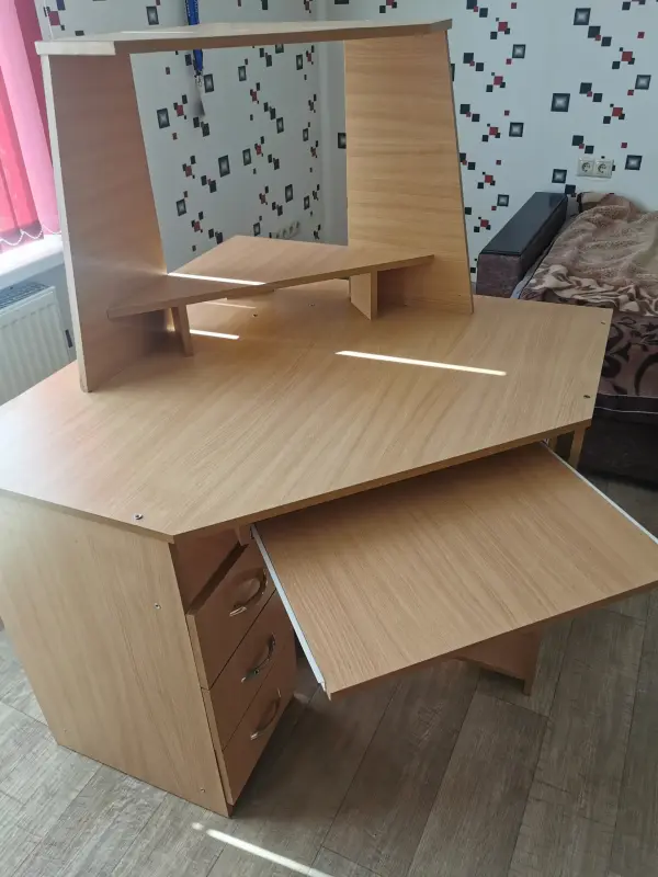 Угловой компьютерный стол