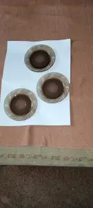 3 небольших тарелки из темного стекла