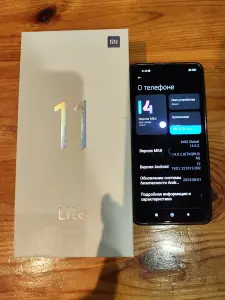 Телефон Xiaomi Mi 11 Lite.