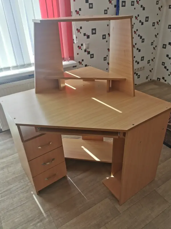 Угловой компьютерный стол