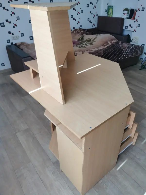 Угловой компьютерный стол