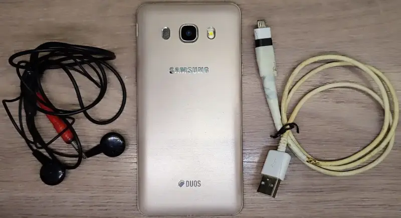 Смартфон Samsung Galaxy J5 (2016)