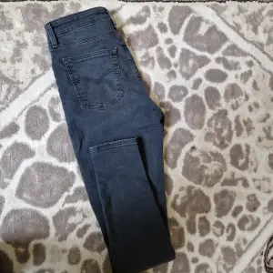 Джинсы Levis