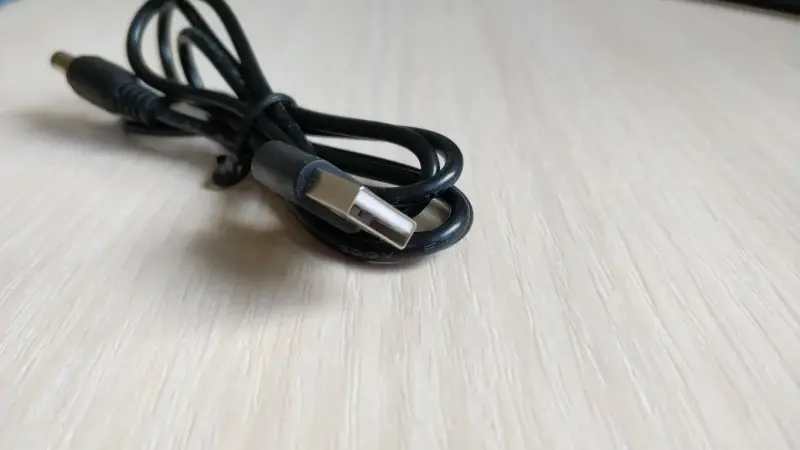 Кабель,-от USB питает разные устройства (5 Вольт)