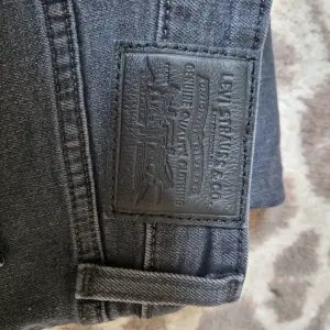 Джинсы Levis