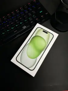 iPhone 15 128 green black