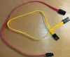 Интерфейсные жёлтый и красный кабеля SATA