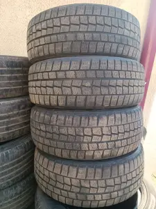 зимние шины 215/55r17 dunlop - 4штуки 6 мм остаток