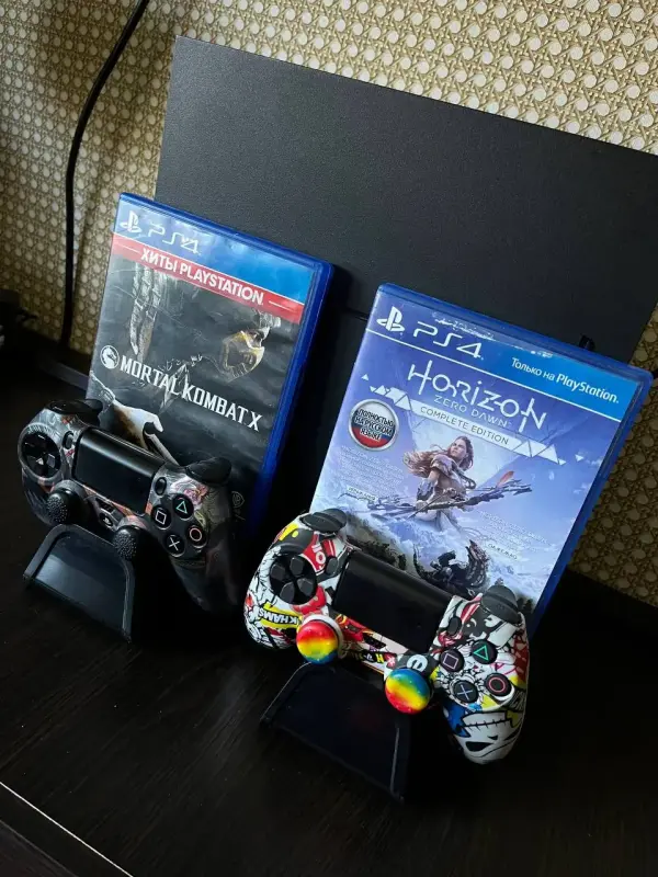 Приставка PlayStation 4. С комплектующим.