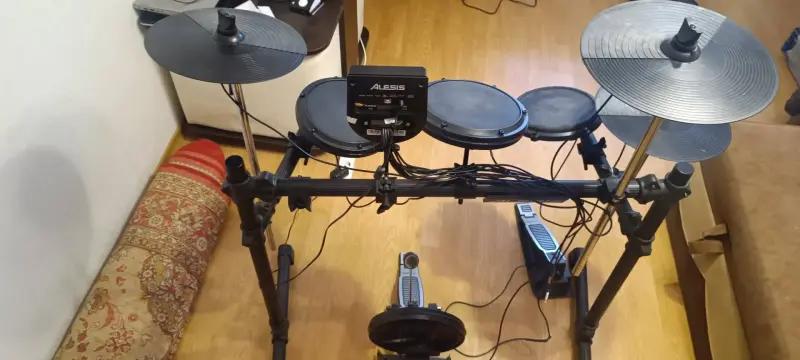 Электронная ударная установка ALESIS DM6