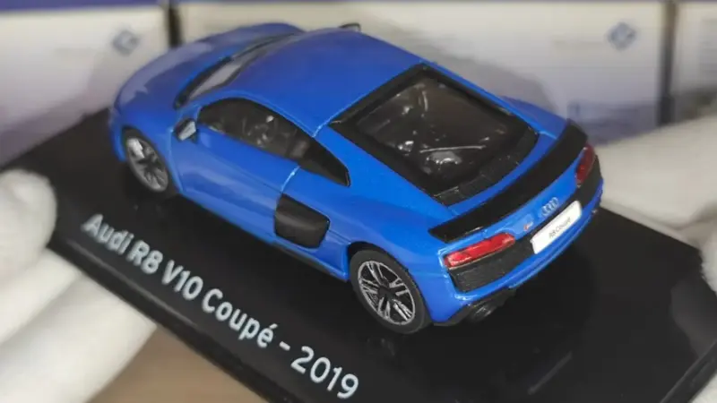 Модель автомобиля AUDI R8 V10 Coupe ( масштаб 1:43).