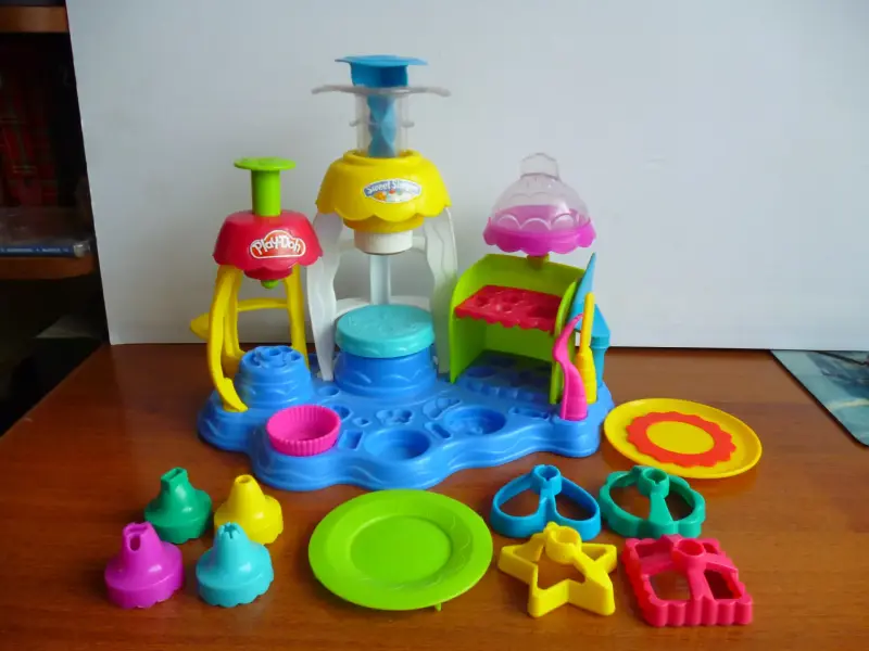 Игровой набор Play-Doh Plus Фабрика пирожных