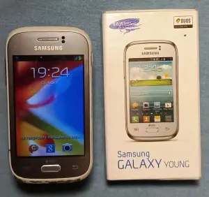 Смартфон Samsung Galaxy Young