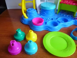 Игровой набор Play-Doh Plus Фабрика пирожных