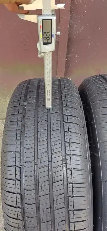 Шины DUNLOP 215/60 R16 12/2023 года (4 шт.)