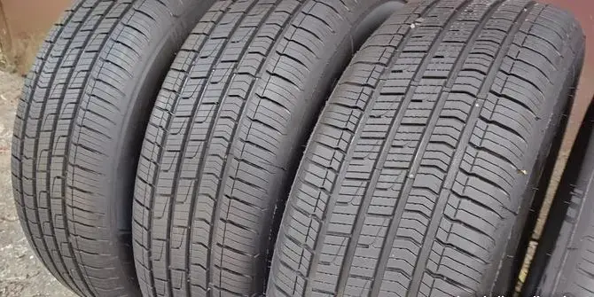 Шины DUNLOP 215/60 R16 12/2023 года (4 шт.)