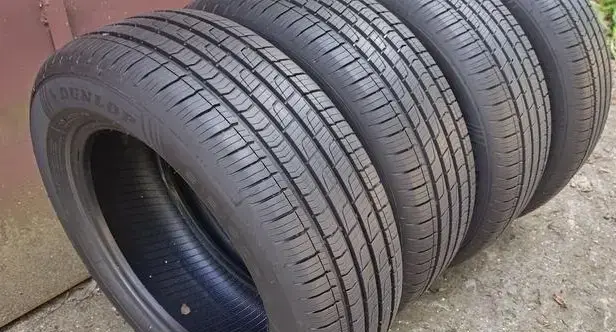 Шины DUNLOP 215/60 R16 12/2023 года (4 шт.)