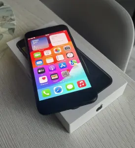 Смартфон Apple iPhone SE 64GB (черный)