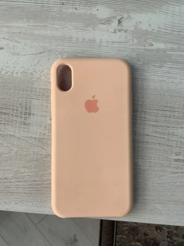 Чехол на iPhone XR в новом состоянии