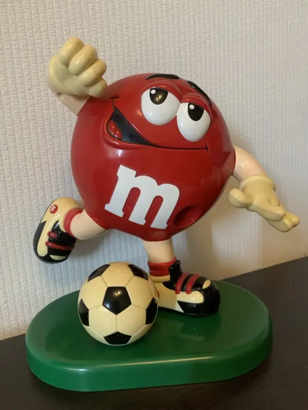 Винтажная игрушка - диспенсер для конфет M&M's с футбольным мячом