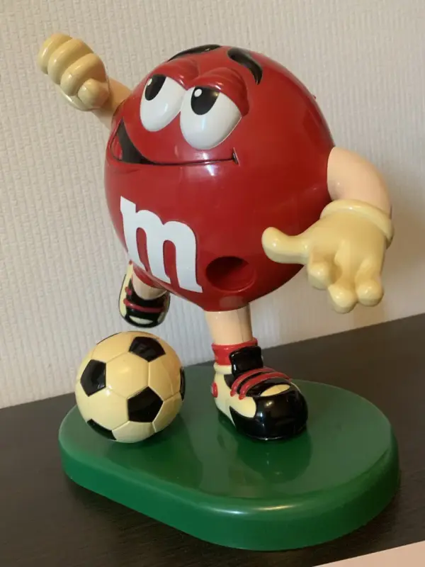 Винтажная игрушка - диспенсер для конфет M&M's с футбольным мячом