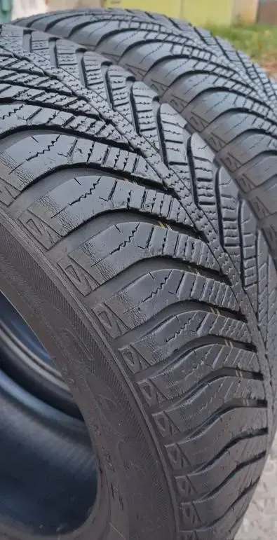 Зимние шины GOODYEAR 215/55 R16 (2шт.)