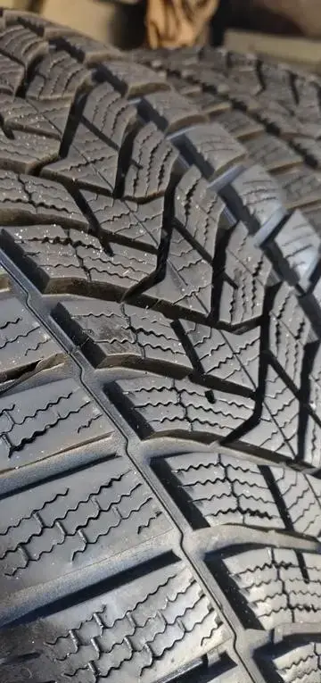 Зимние шины DUNLOP 215/60 R16 (4 шт.)