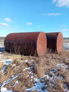 Большие железные бочки