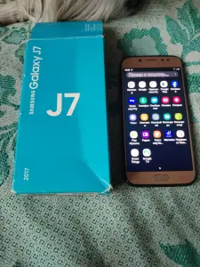 Телефон Samsung Galaxy J7