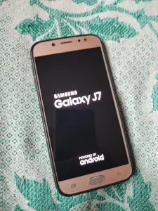 Телефон Samsung Galaxy J7