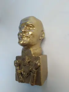 Бюсты: Ленин, Сталин, Жуков.