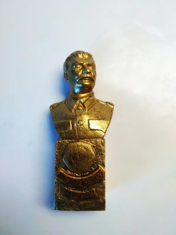 Бюсты: Ленин, Сталин, Жуков.